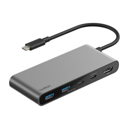 Hub USB-C Belkin 7 ports, HDMI et lecteur SD, gris : hub gris vu de trois quarts avec ses ports et son lecteur de cartes