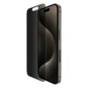 Protection d'écran Belkin Privacy iPhone 15 Pro : verre Privacy posé devant l'écran d'un iPhone