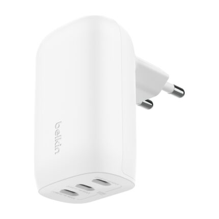 Chargeur Belkin 3 ports USB-C 67 W PPS, blanc : chargeur blanc vu de trois quarts avec ses trois ports USB-C