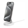 Support de charge Belkin Qi2 pliable 15 W, blanc : iPhone en recharge sur le support blanc