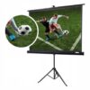 Écran de projection sur trépied Overmax 85 pouces : écran noir monté sur son trépied avec une image de match de football