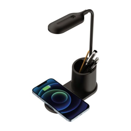 Lampe de bureau Platinet PDL1930B, chargeur sans fil : lampe noire avec un téléphone en charge et un pot à crayons