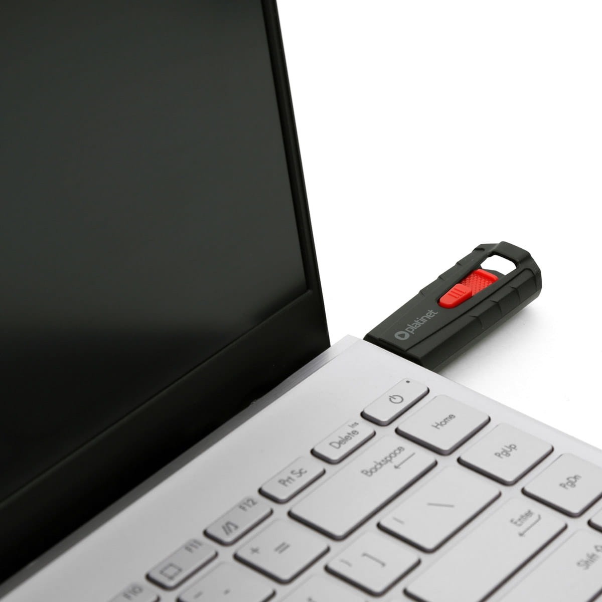 SSD portable Platinet PMFSSD250, 250 Go, USB 3.2 5 SSD portable Platinet PMFSSD250, 250 Go, USB 3.2 : SSD à côté du clavier d'un ordinateur portable