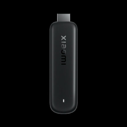 Xiaomi TV Stick HD 2e génération, Google TV : clé noire vue de face sur fond noir, connecteur HDMI en haut